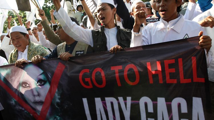 Indonesische Männer protestieren gegen Lady Gagas Auftritt in Jakarta. das Konzert am 3. Juni ist bereits ausverkauft.