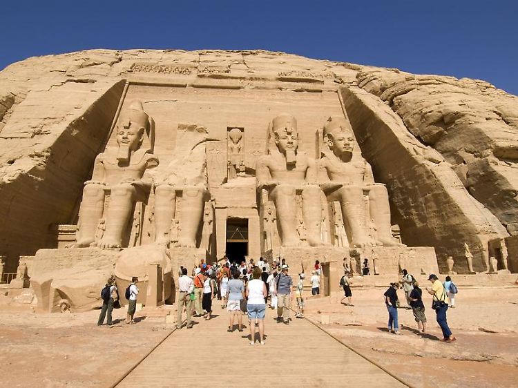 Touristen vor dem Ramsestempel von Abu Simbel: Selbst Mitarbeiter der ägyptischen Reisebranche sehen deren Verhalten oft mit kritischem Blick.