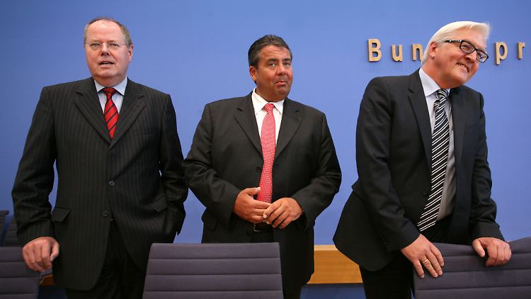 Freiwilliger vor - Steinbrück, Steinmeier und Gabriel wollen den Kandidaten erst nach der Niedersachsen-Wahl im Januar küren.