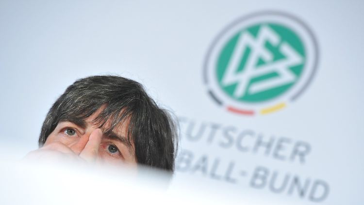 Berufsoptimist Joachim Löw trainiert nebenher noch die deutsche Fußballmannschaft - und das bei der EM 2012 möglichst bis zum Titel.