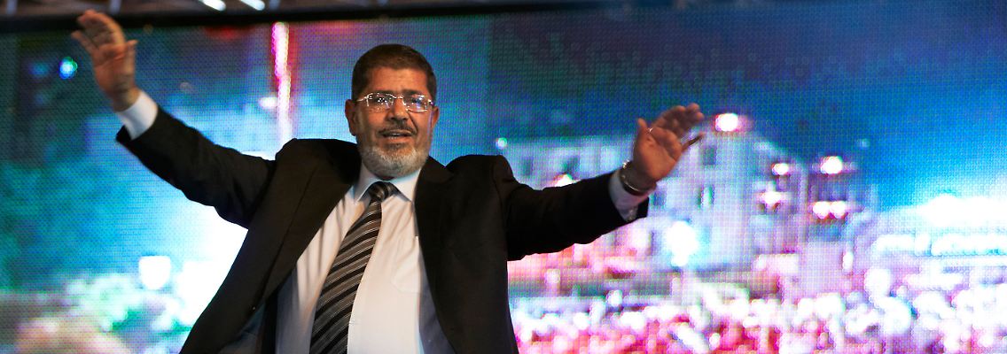 Muslimbruder Mursi lässt sich als Zwischensieger feiern.