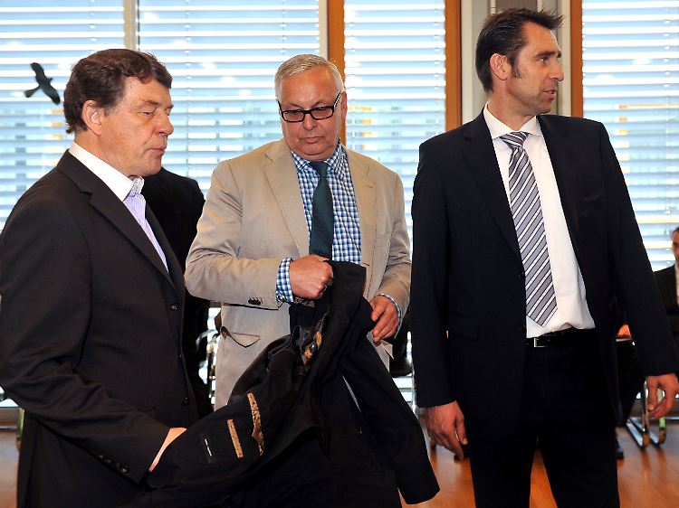Trainer Rehhagel (v.l.), Präsident Gegenbauer und Manager Preetz beraten sich. Ziehen die Berliner jetzt vor das nächste Gericht?