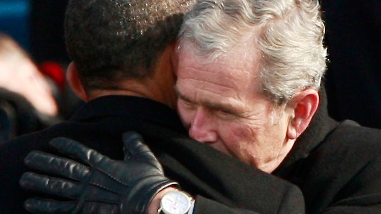George W. Bush umarmt Obama nach dessen Amtseid, der vom "President-elect" zum "President" wird.