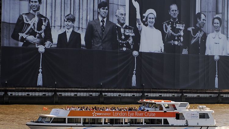 Das riesige Foto der Royal Family wurde 1977 von einem unbekannten Fotografen aufgenommen.
