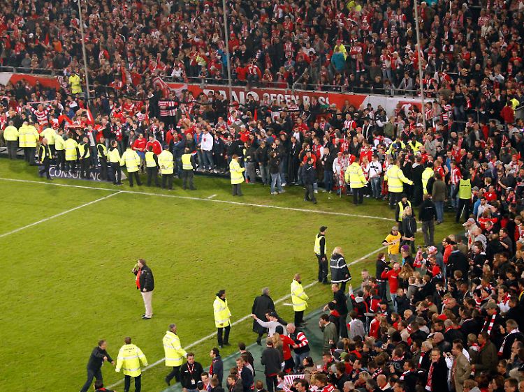 Das Relegationsrückspiel wurde wegen eines frühzeitigen Platzsturms der Düsseldorfer Fans vorzeitig unterbrochen.
