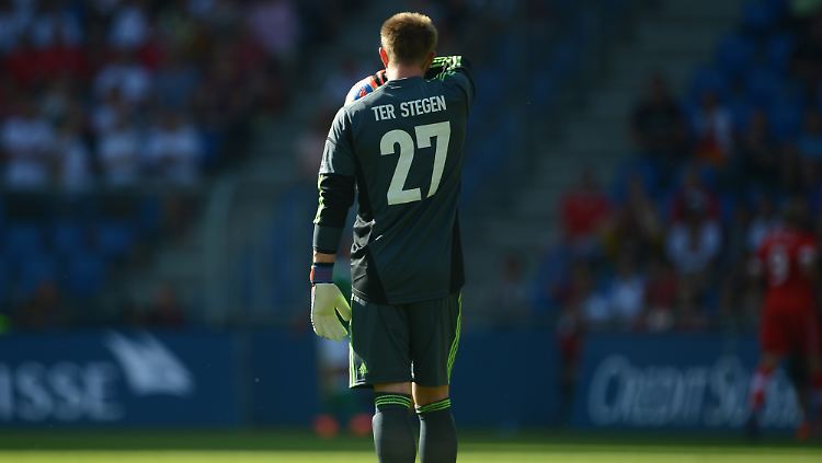 Der Gladbacher Keeper Marc-André ter Stegen gab sein Länderspieldebüt - und musste gleich fünfmal hinter sich greifen.