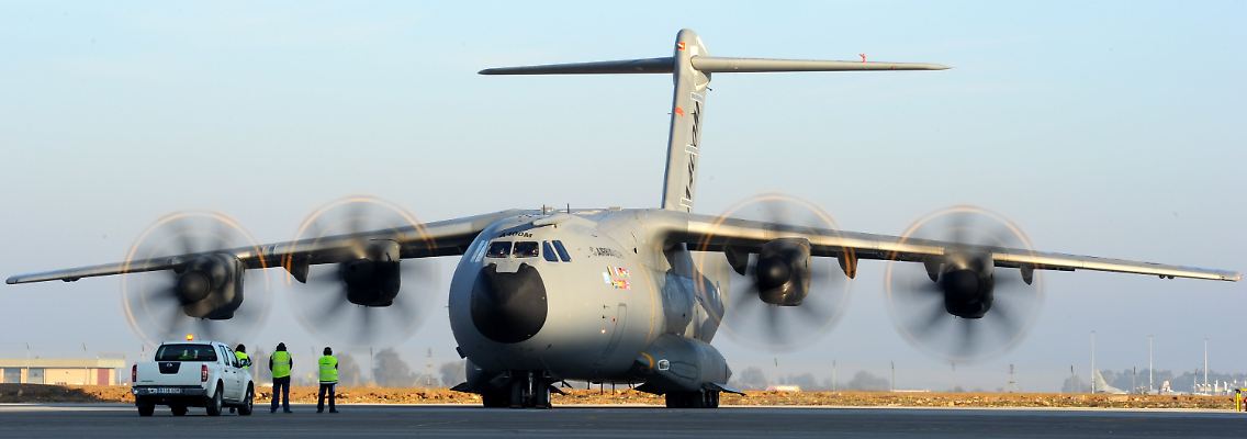 Alle vier Motoren laufen, die Maschine rollt an den Start.