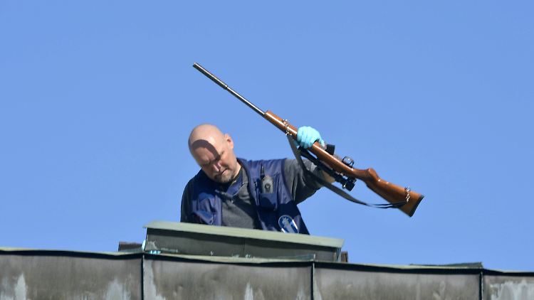 Ein Polizist rekonstruiert den Tathergang.