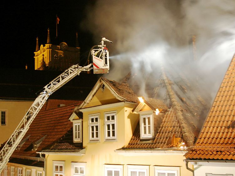 Das Feuer brach in einem Dachstuhl aus.