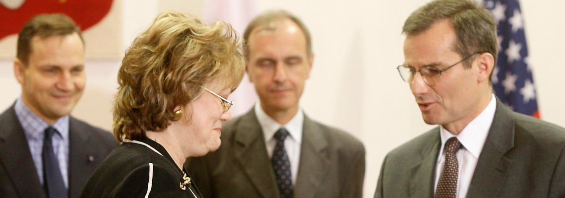 Tauscher und Komorowski bei der Übergabe der Urkunden zu dem Abkommen.