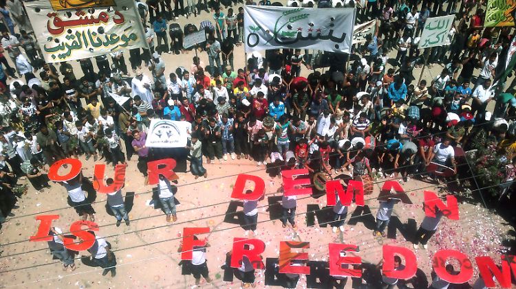 Tausende Syrer demonstrieren gegen Präsident Assad.