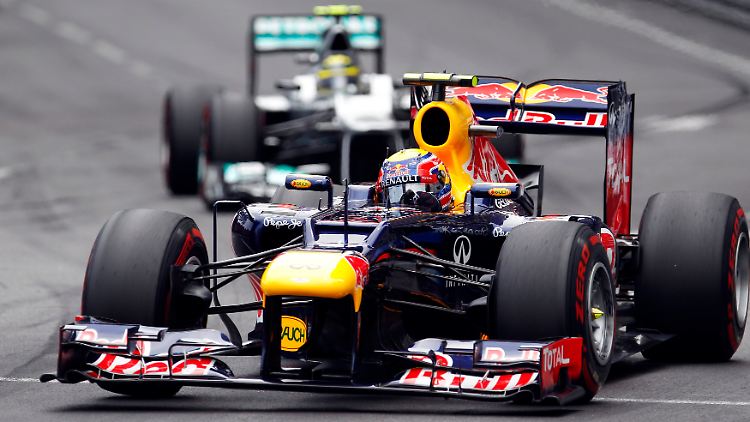 Vor 80.000 Zuschauern, darunter die deutsche Fußball-Nationalelf, siegt davon unbeeindruckt der Australier Mark Webber.