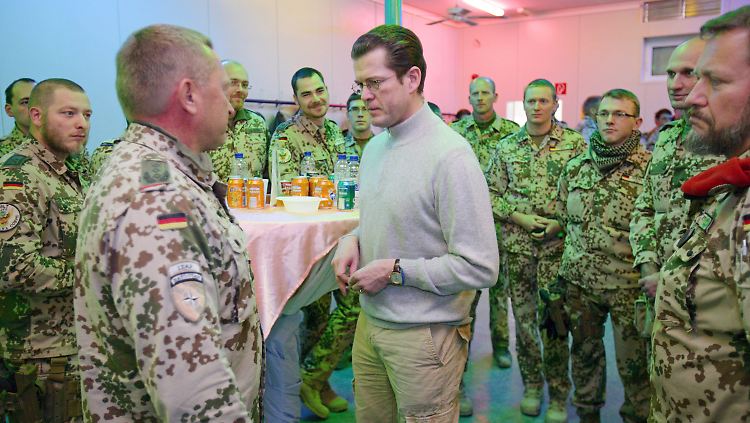 Guttenberg bei den Soldaten.