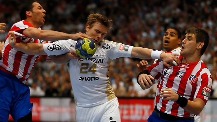 Kiels Spieler Aron Palmarsson (Mitte) kämpft um den Ball.