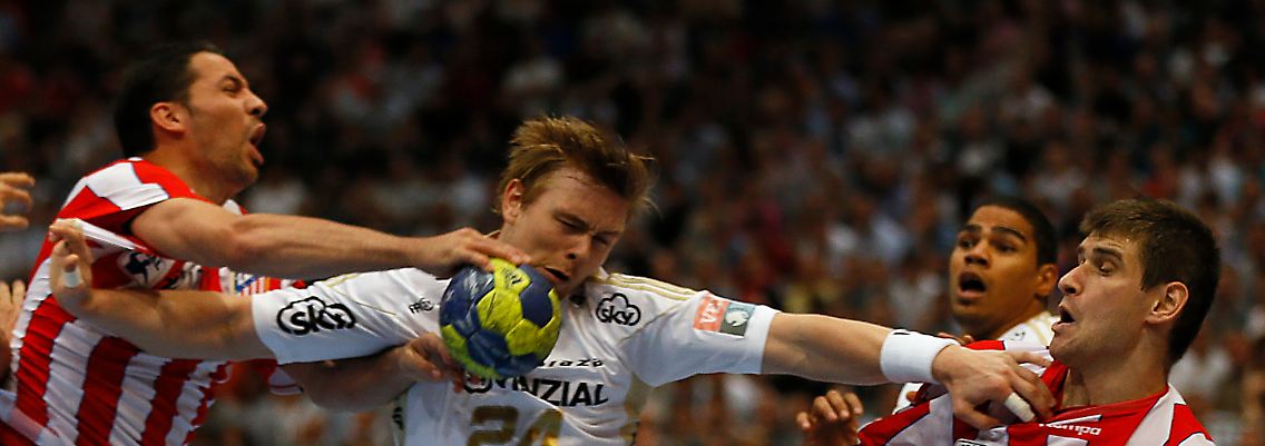 Kiels Spieler Aron Palmarsson (Mitte) kämpft um den Ball.