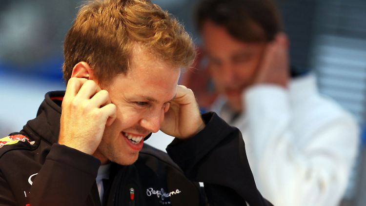 Sebastian Vettel ist sehr zufrieden bei Red Bull, findet aber auch Ferrari gut - und will nichts über Spekulationen hören, er hätte sich der Scuderia bereits versprochen.
