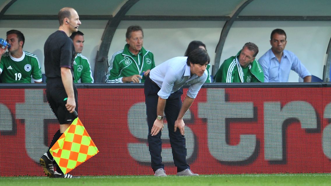 Bundestrainer Joachim Löw muss in der Abwehr und bei der Balance zwischen Angriff und Verteidigung nachjustieren. Allerdings fehlten gegen die Schweiz auch drei von fünf Stammspielern im Abwehrverbund.