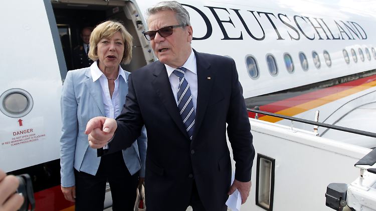 Auf nach Israel: Der Bundespräsident und seine Lebensgefährtin Daniela Schadt.