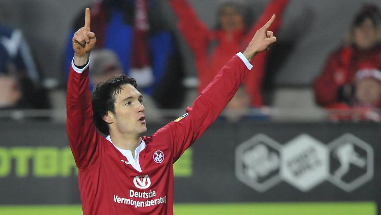 Der Lauterer Srdjan Lakic jubelt über sein Tor zum 3.0.