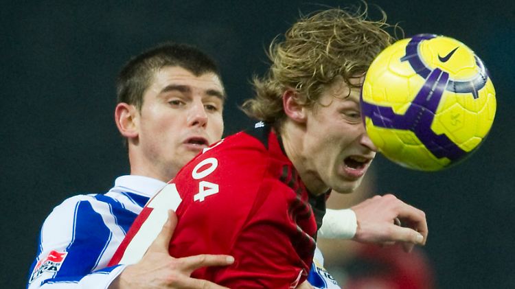 Nemanja Pejcinovic (l.) und Leverkusens Stefan Kießling im Infight.