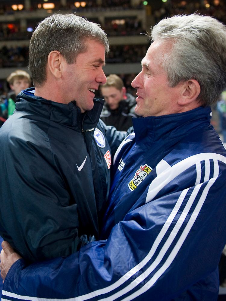 Berlins Trainer Friedhelm Funkel (l.) und Leverkusens Jupp Heynckes, ebenfalls im Infight.