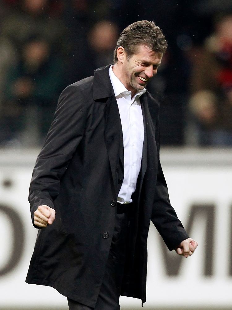 Im feinen Zwirn zum Sieg: Michael Skibbe hat den Dreh raus.