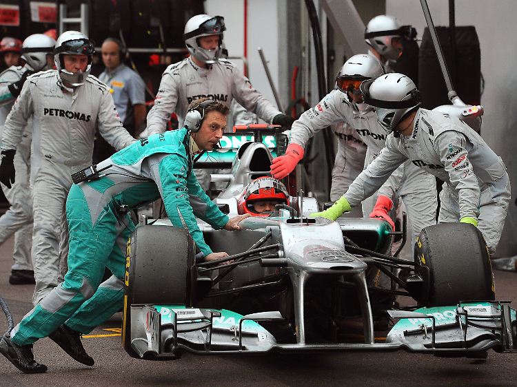 Das Mercedes-Team leistet sich zu viele Fehler - allerdings nur, wenn es um den Silberpfeil des Rekordweltmeisters geht.