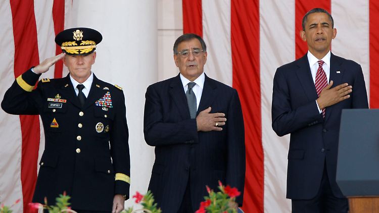Dempsey, Verteidigungsminister Panetta Leon Panetta und Obama beim diesjährigen Memorial Day in Arlington (von links nach rechts).