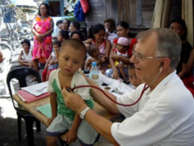 Dr. med. Jörg Schriever, hier im Einsatz für "Ärzte für die Dritte Welt", war jahrzehntelang Chefarzt der Abteilung für Kinder- und Jugendmedizin im Mechernicher Kreiskrankenhaus. Er ist Beauftragter für Kinderunfälle des Berufsverbandes der Kinder- und Jugendärzte (BVJK).