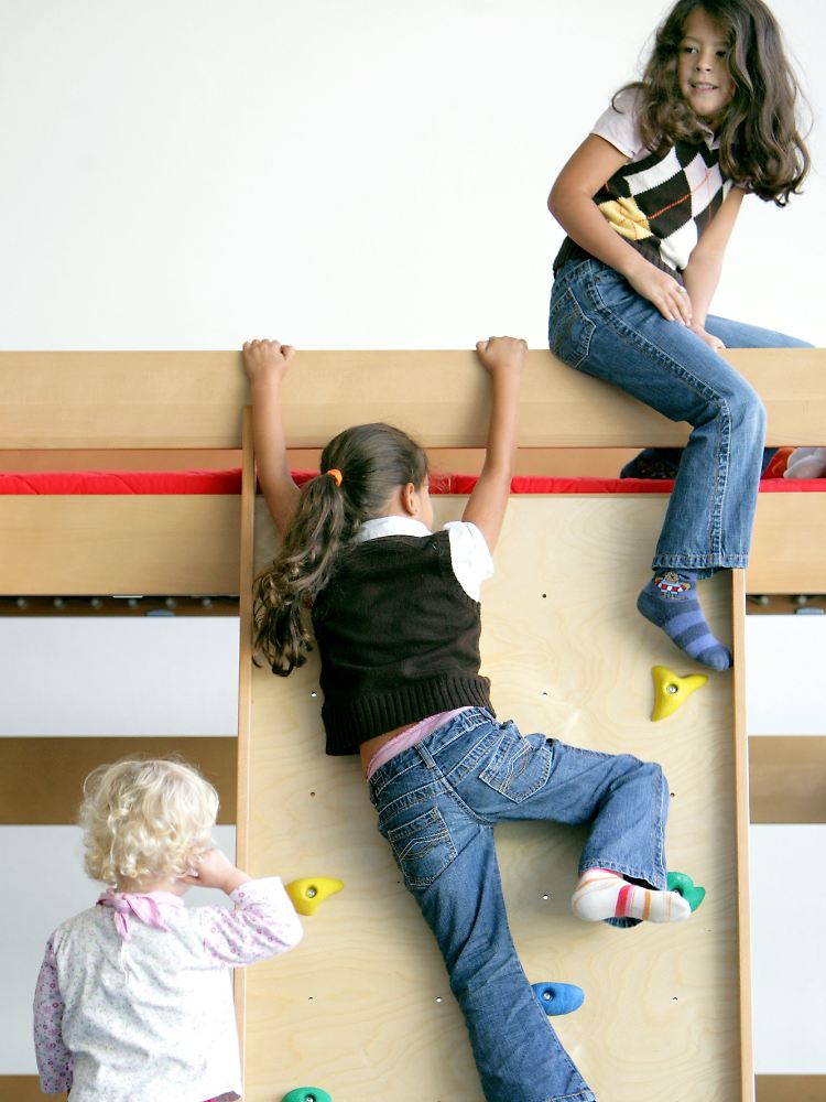 Wenn Kinder vom Hochbett fallen, dann meist beim Spielen, seltener im Schlaf.