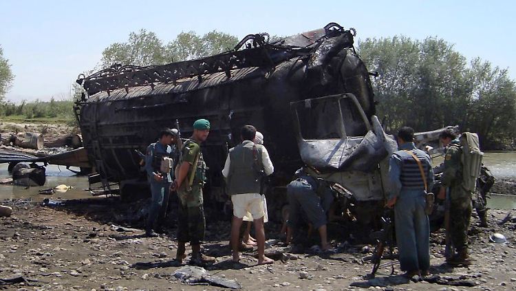 Einer der zerstörten LKW nach dem Luftangriff im September 2009.