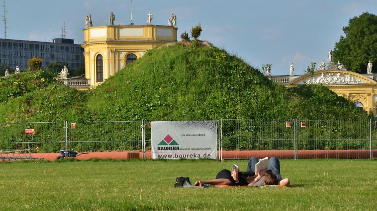 Auf der Karlswiese lässt sich gut entspannen - vor dem documenta-Kunstwerk des Chinesen Song Dong. Der Hügel, auf dem Gras und Büsche wachsen, wurde schon vor Monaten mit Erde und Müll aufgeschüttet.