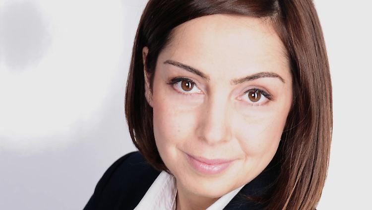 Hayriye Yerlikaya ist Fachanwältin für Familienrecht in Neuss und Vorstandsmitglied des Bundesverbandes der Migrantinnen e.V. Der Verband engagiert sich mit mehr als 20 Ortsgruppen- und vereinen bundesweit für die Geschlechtergleichstellung und die gleichberechtigte gesellschaftliche Teilhabe von Migrantinnen.