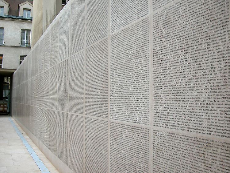 Holocaust-Museum Paris: Auf der "Mauer der Namen" stehen 76.000 Namen jüdischer Männer, Frauen und Kinder, die 1942 in den Vernichtungslagern Auschwitz, Sobibor und Lublin-Majdanek ihr Leben ließen.