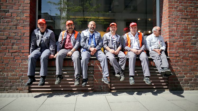 Leiharbeiter demonstrieren für faire Löhne.