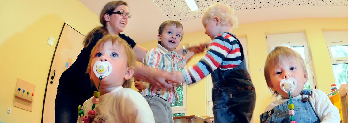 Theoretisch soll für alle Kinder ab August ein Betreuungsplatz vorhanden sein. Die Realität sieht anders aus.