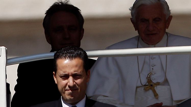 Paolo Gabriele mit dem Papst auf dem Petersplatz, hinter ihm Benedikt XVI.