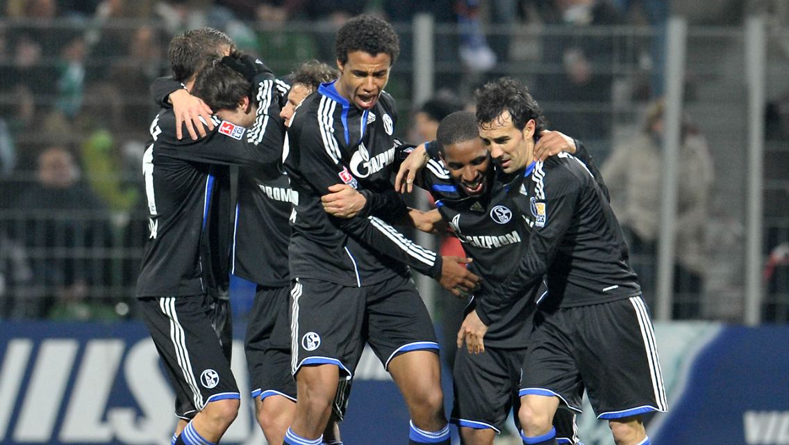 Schalker Freude: Die Gelsenkirchener jubeln nach dem 2:0.