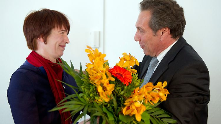Blumen für die Verliererin: Noch-Vorsitzender Klaus Ernst und NRW-Landeschefin Schwabedissen nach der NRW-Wahl.