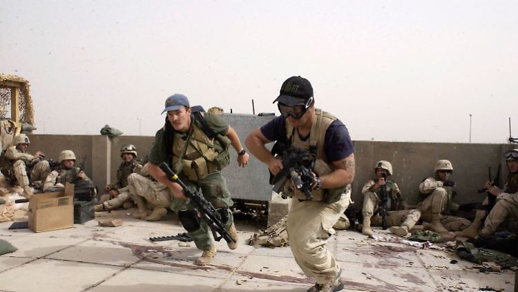 Mitarbeiter von Blackwater (im Vordergrund) nehmen 2004 an einem Feuergefecht in Najaf teil.