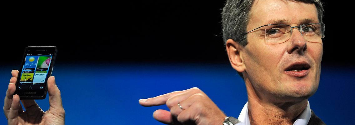 Fast wie Steve Jobs: Thorsten Heins präsentiert einen Prototypen mit dem neuen Betriebssystem.