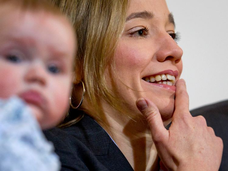 Familienminsterin und Mutter der knapp neun Monate alten Judith (l.): Mit zehn Punkten will Kristina Schröder den Kita-Ausbau sichern.