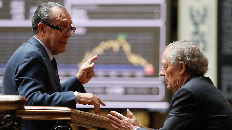 Im Auge eines Finanzsturms: An der Madrider Börse diskutieren Händler die Lage.