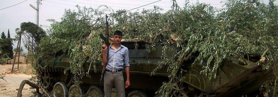 Schnappschuss mit erbeutetem Regierungspanzer: Ein MItglied der "Freien syrischen Armee" bei Aleppo.