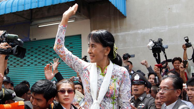 Die Nobelpreisträgerin wird in Thailand von den eigenen Landsleuten begeistert empfangen.