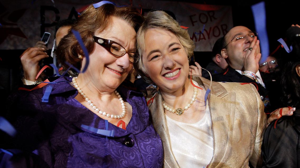 Annise Parker (r) freut sich gemeinsam mit ihrer Partnerin Kathy Hubbard über ihren Sieg.