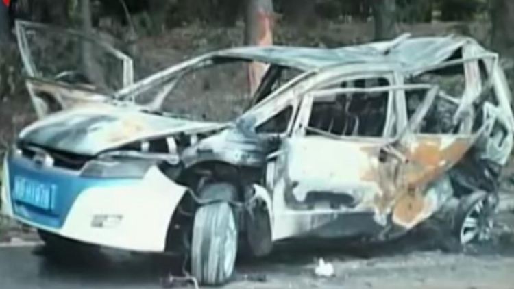 Ein Sportwagen war mit hoher Geschwindigkeit in ein Taxi gerast, dass daraufhin Feuer fing.