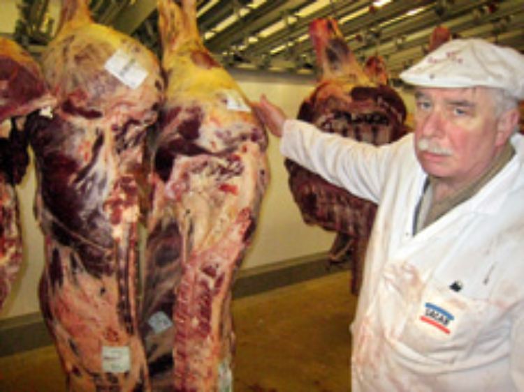 Der Fleischerei-Grossist Alain Blanchard mit einer Rinderhälfte.