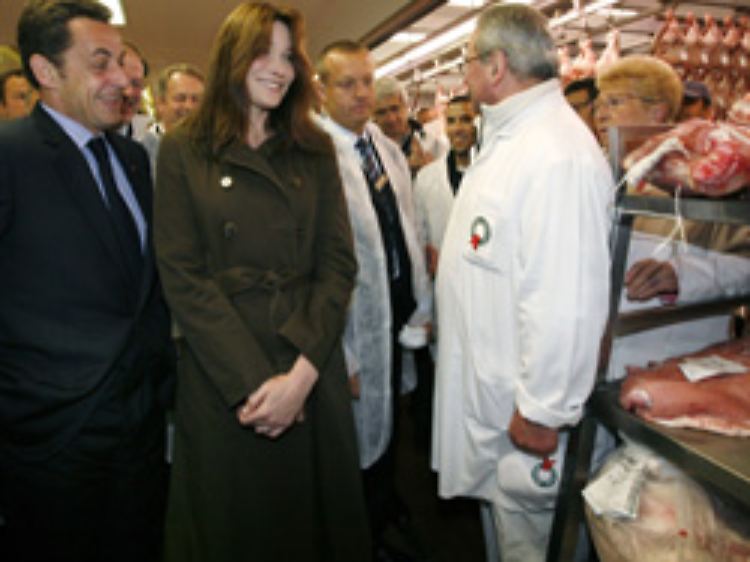 Nicolas Sarkozy und seine Frau Carla Bruni-Sarkozy besuchten am 27. Mai 2008 den Markt in Rungis.