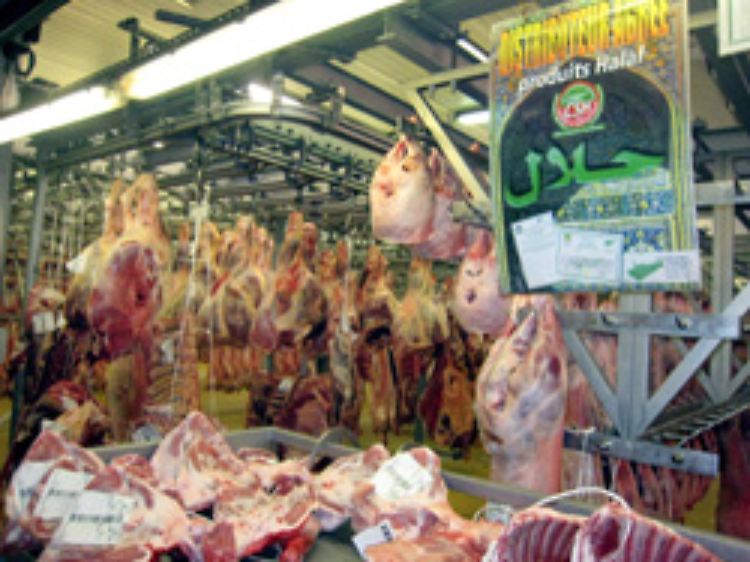 Das Angebot an Halal-Fleisch, das nach muslimischen Reinigungsvorschriften geschlachtet ist, hat zugenommen auf dem Großmarkt.